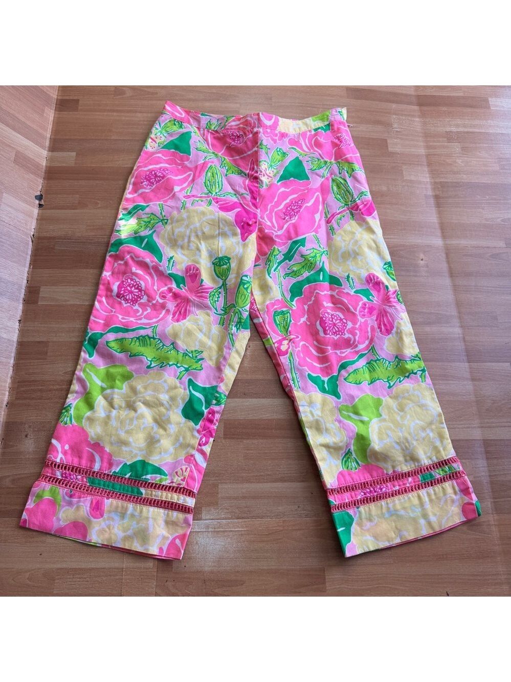 Lilly Pulitzer floral printed capris size 10, side zipper, crochet bottom